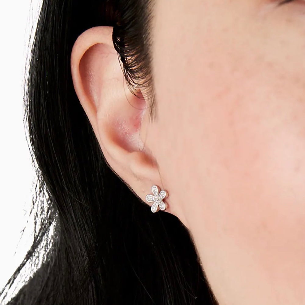 NWT ♠️Kate Spade♠️ Gleaming Gardenia Flower Studs, Silver - Picture 6 of 8